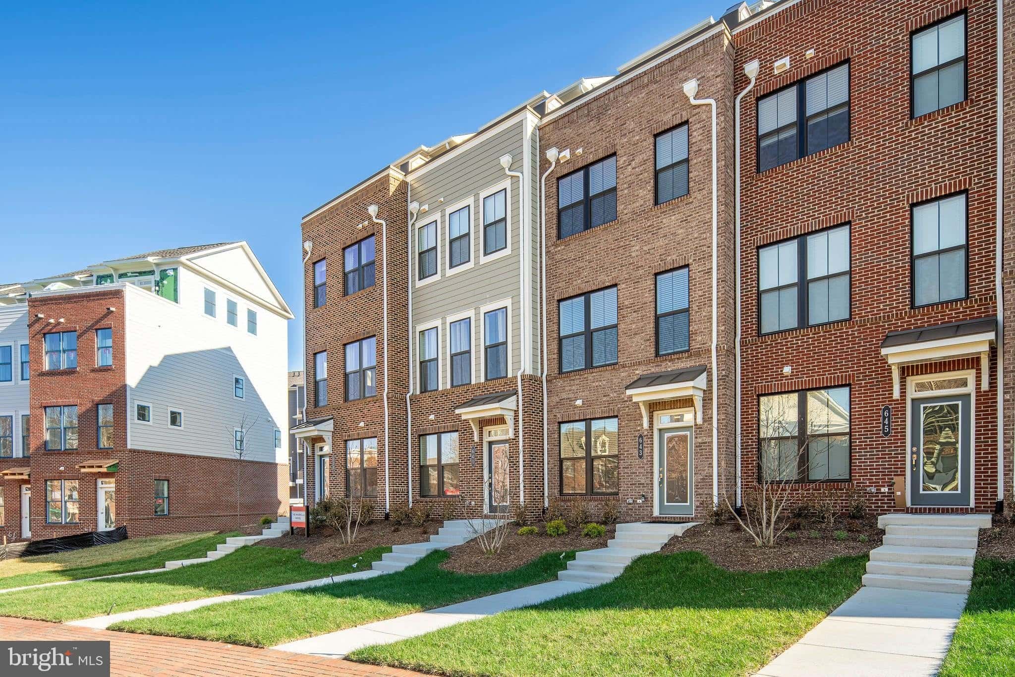 Townhouse in WOODBRIDGE