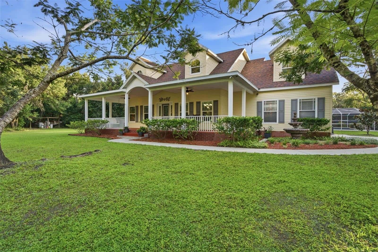 Single Family Residence in WIMAUMA