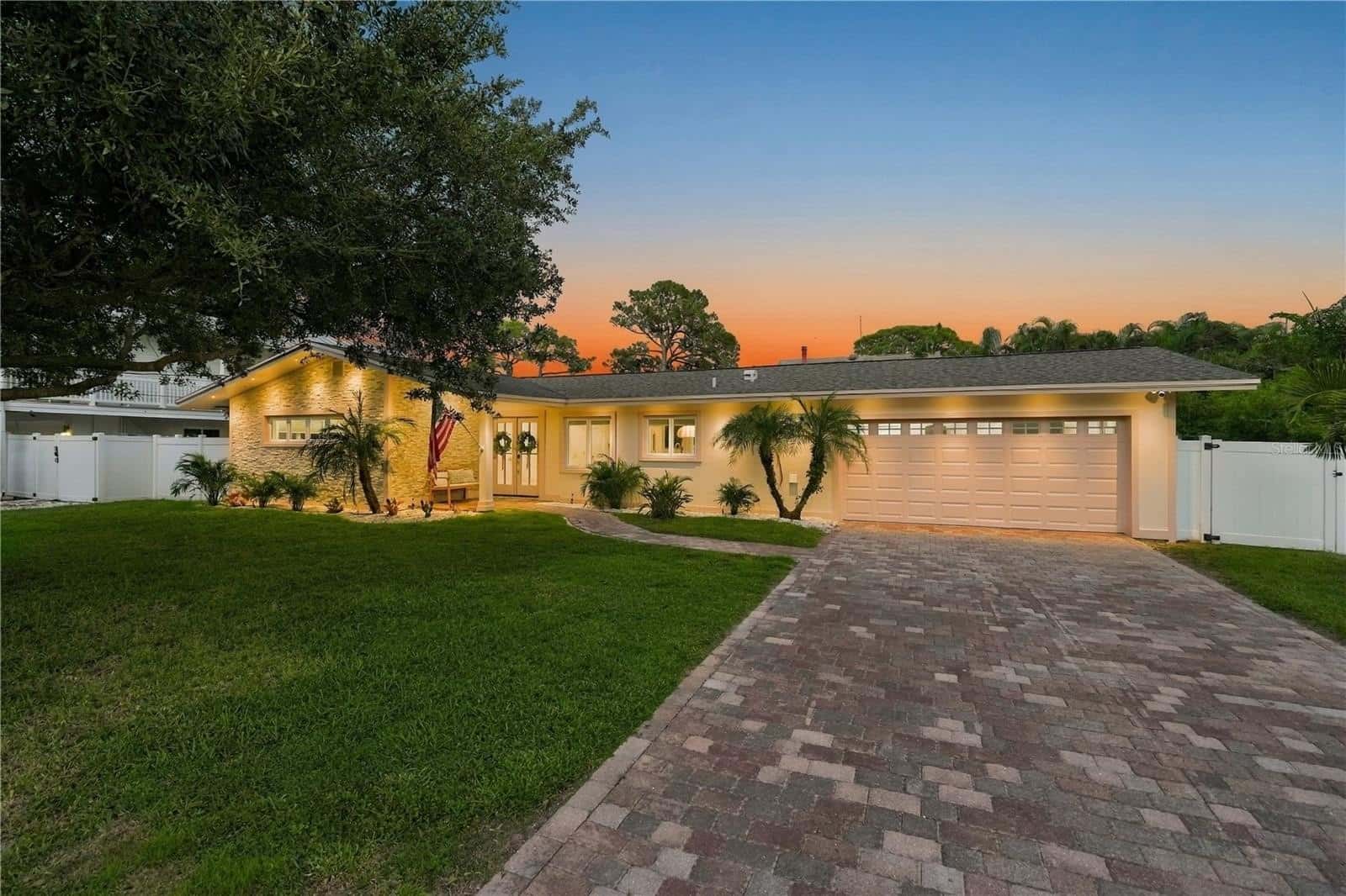 Single Family Residence in PALM HARBOR