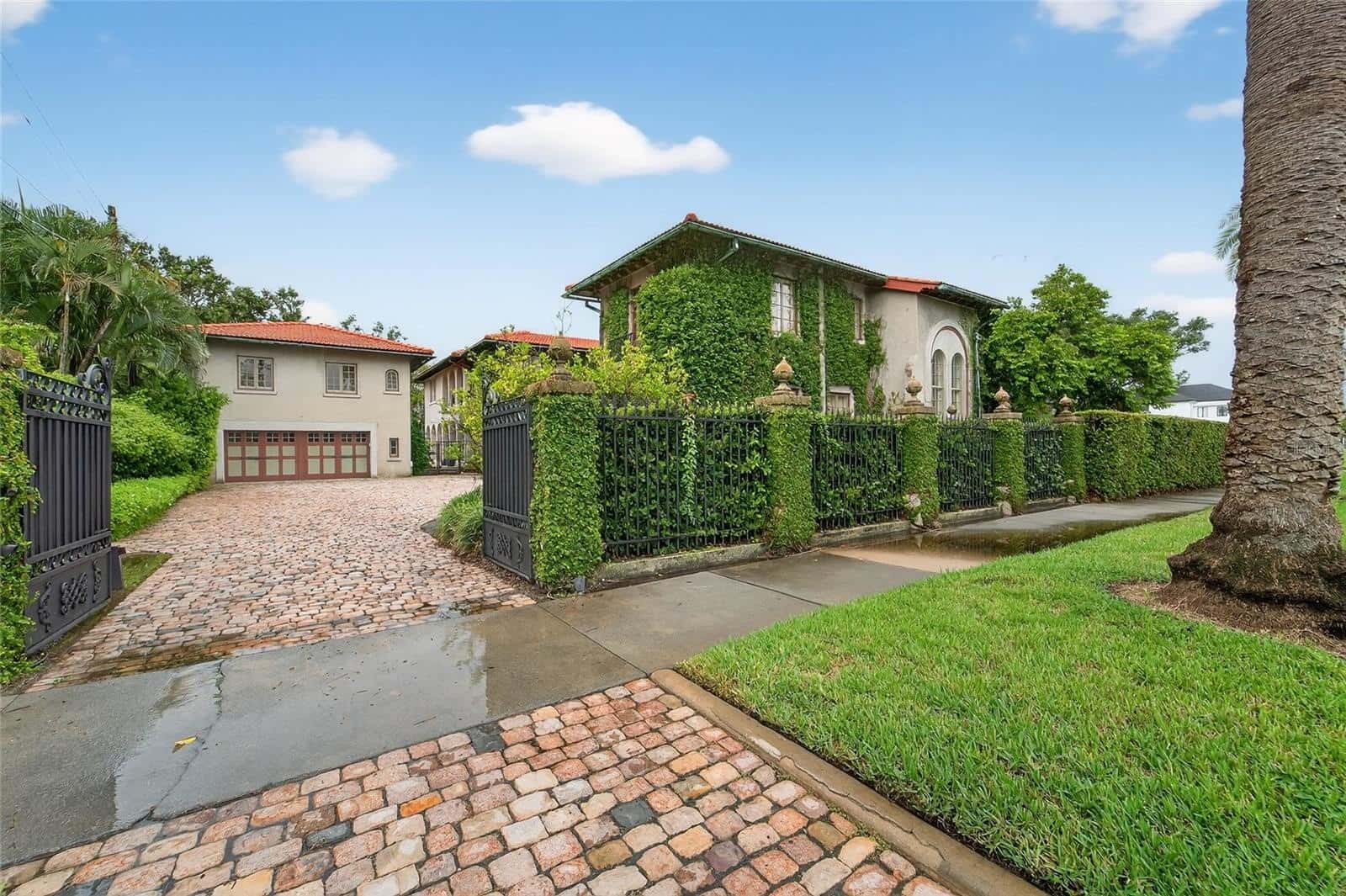 Single Family Residence in TAMPA