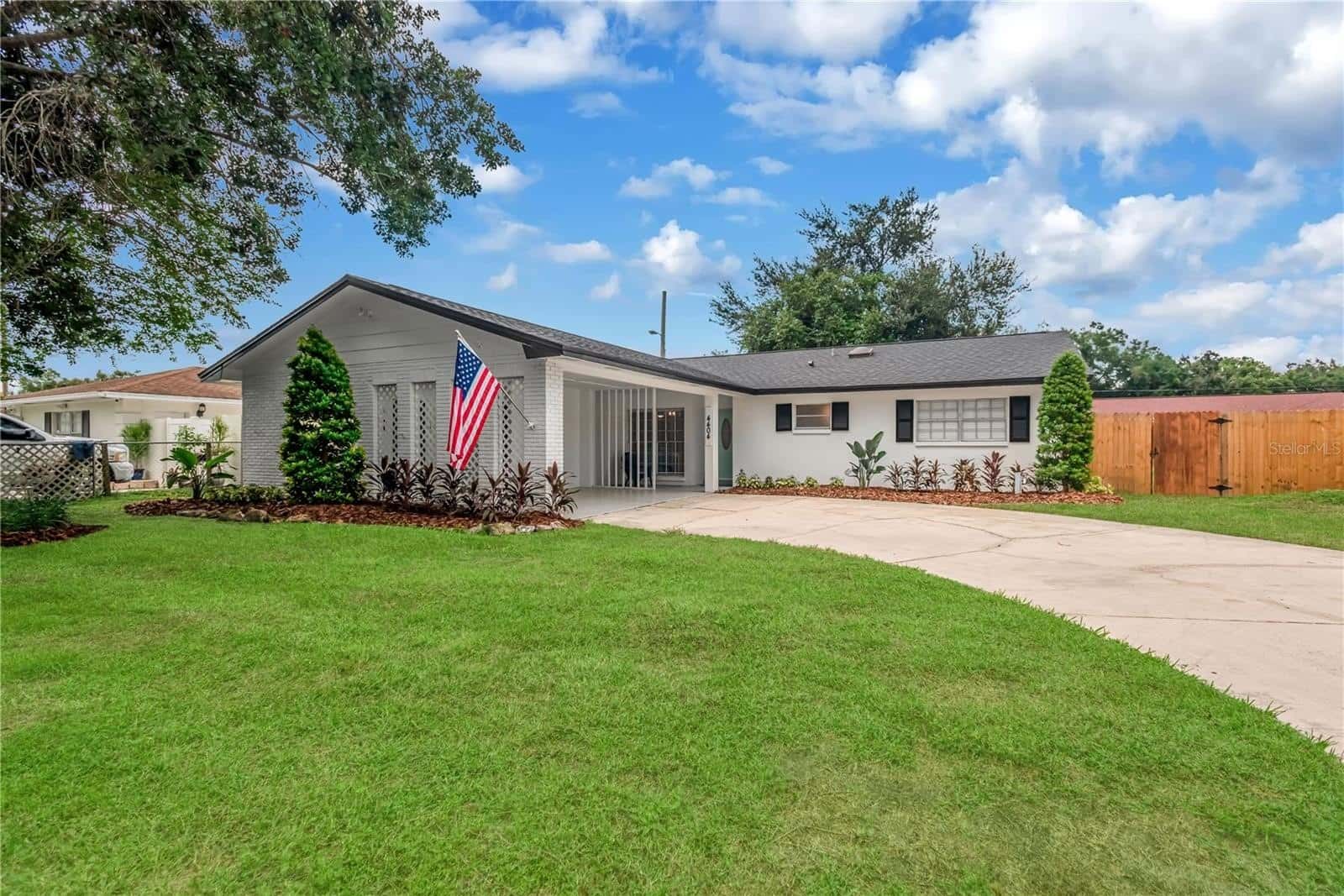 Single Family Residence in TAMPA