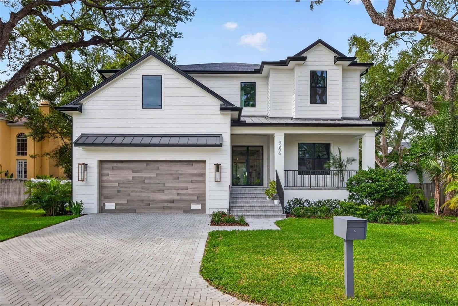 Single Family Residence in TAMPA
