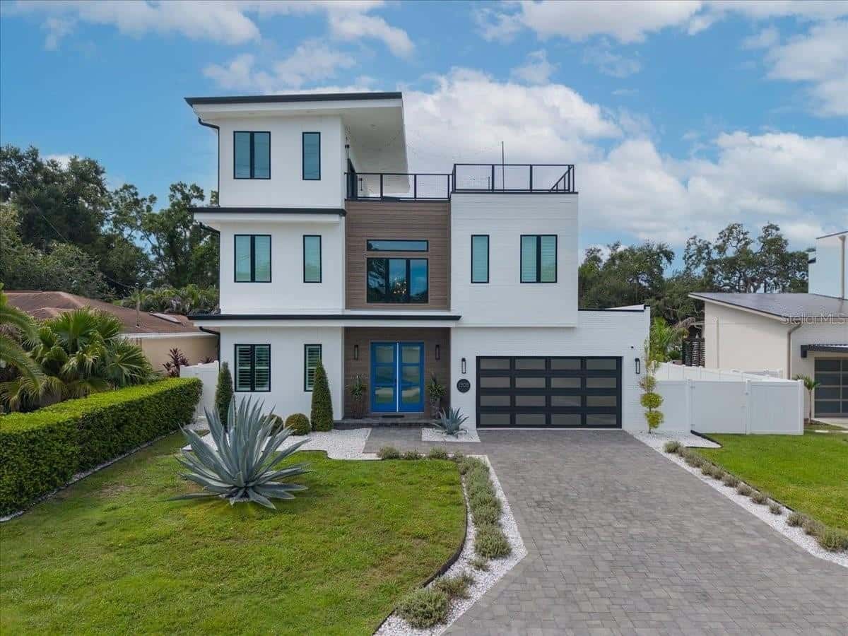 Single Family Residence in TAMPA