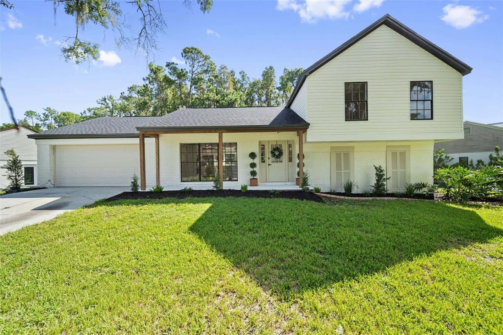Single Family Residence in VALRICO