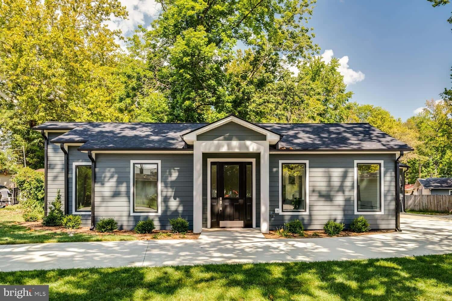 Single Family Residence in WOODBRIDGE