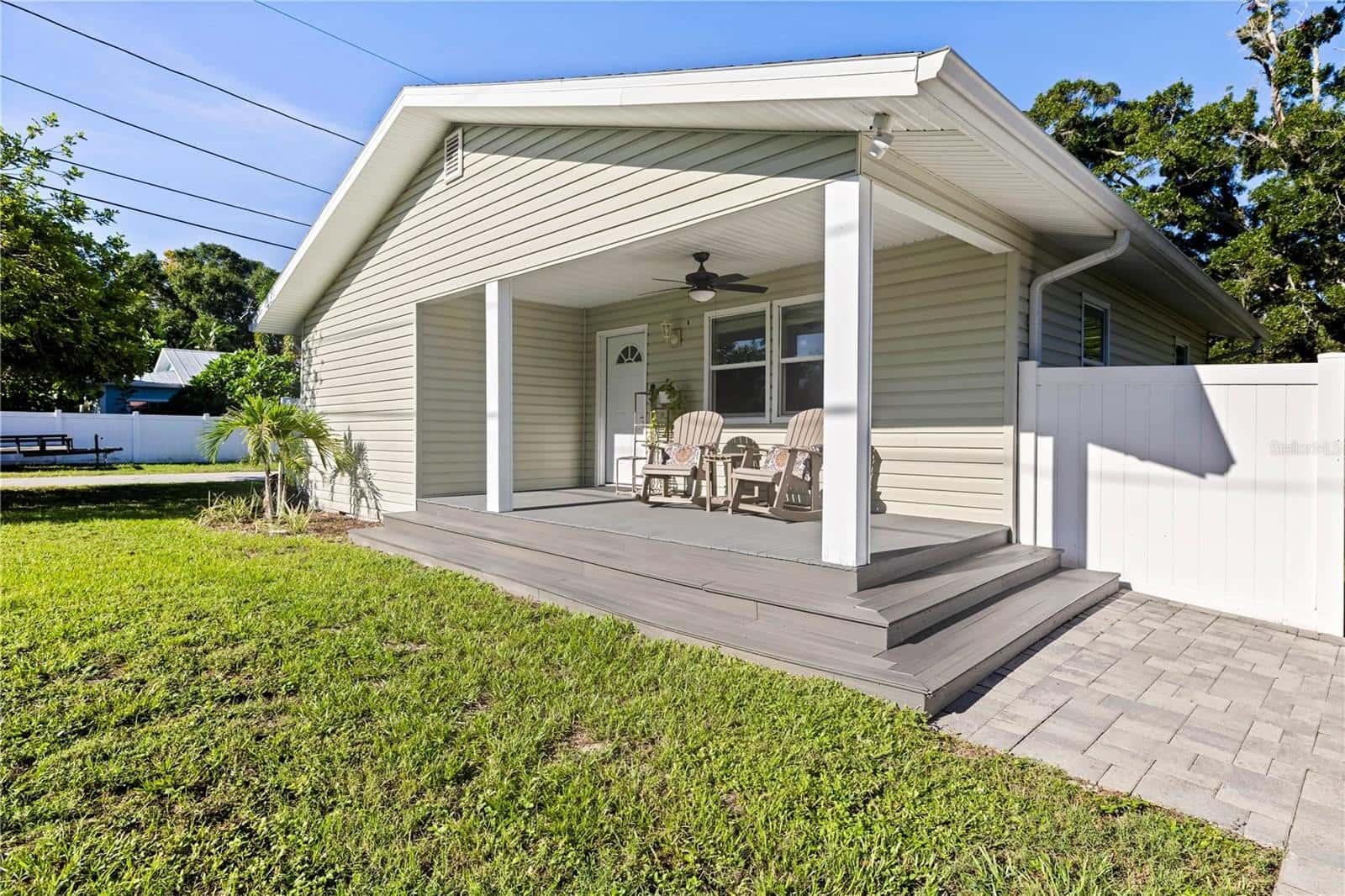 Single Family Residence in PALM HARBOR