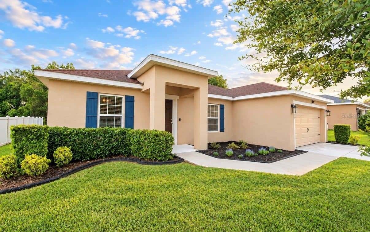 Single Family Residence in LAKE ALFRED