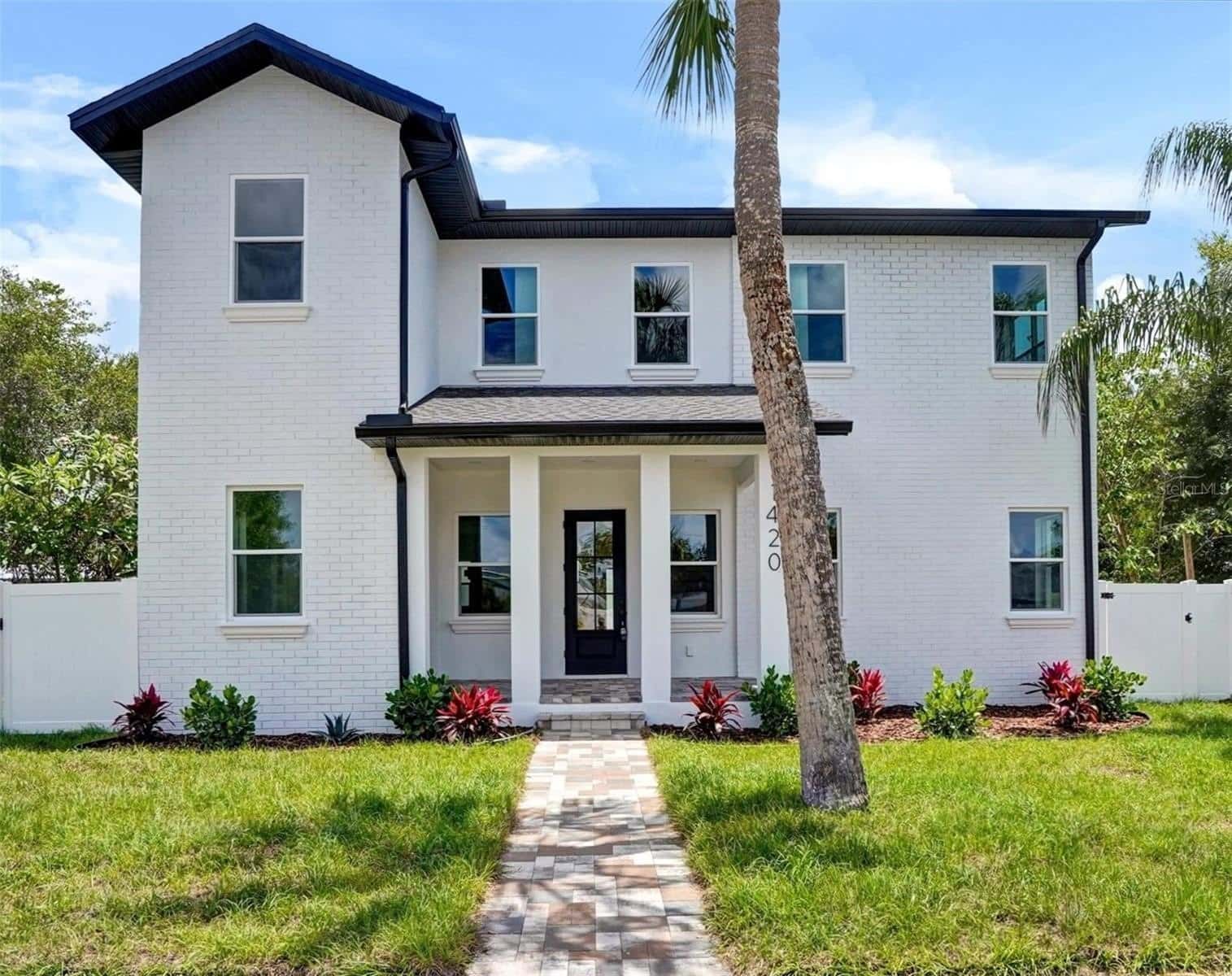 Single Family Residence in ST PETERSBURG