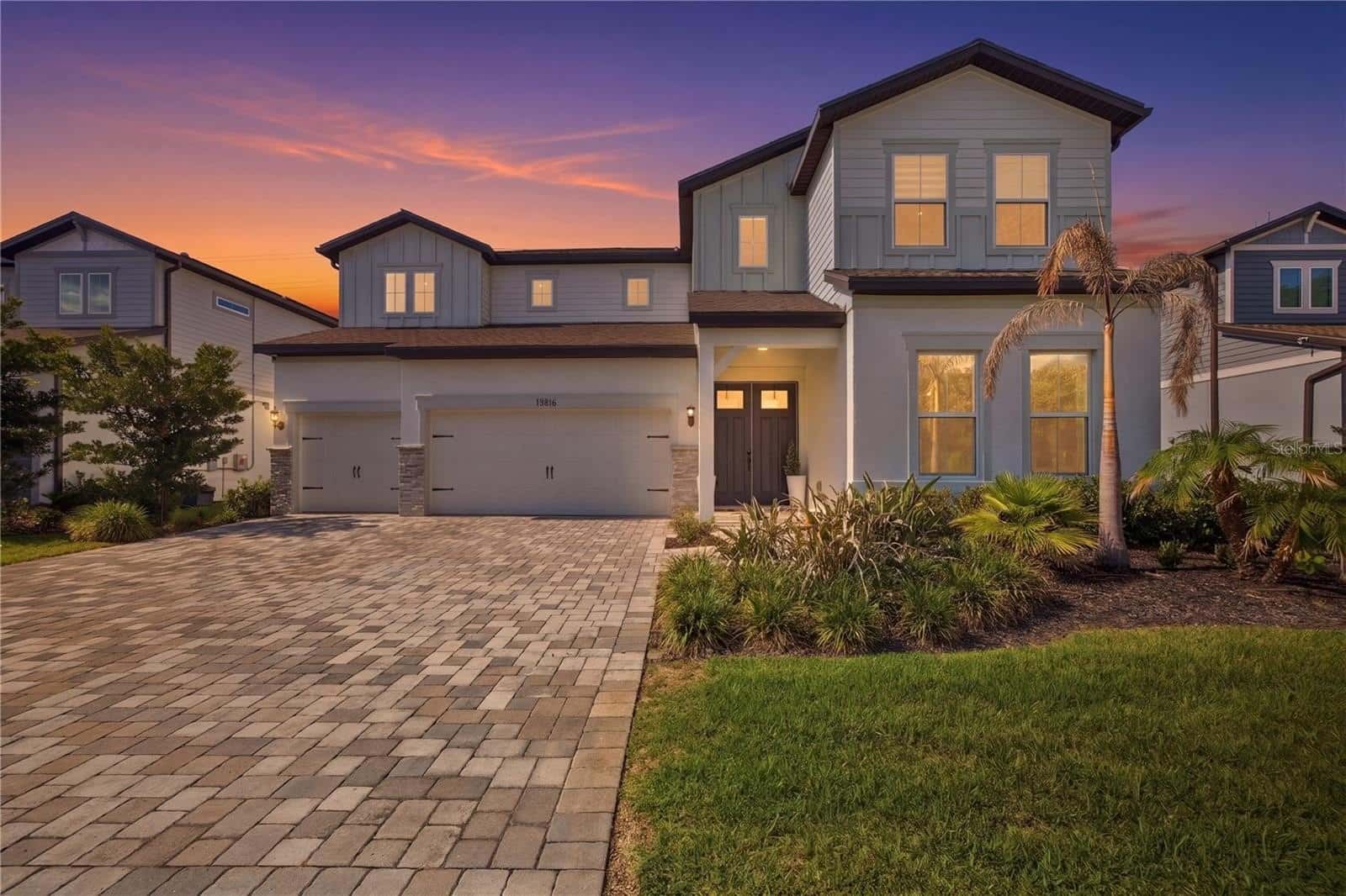 Single Family Residence in RIVERVIEW