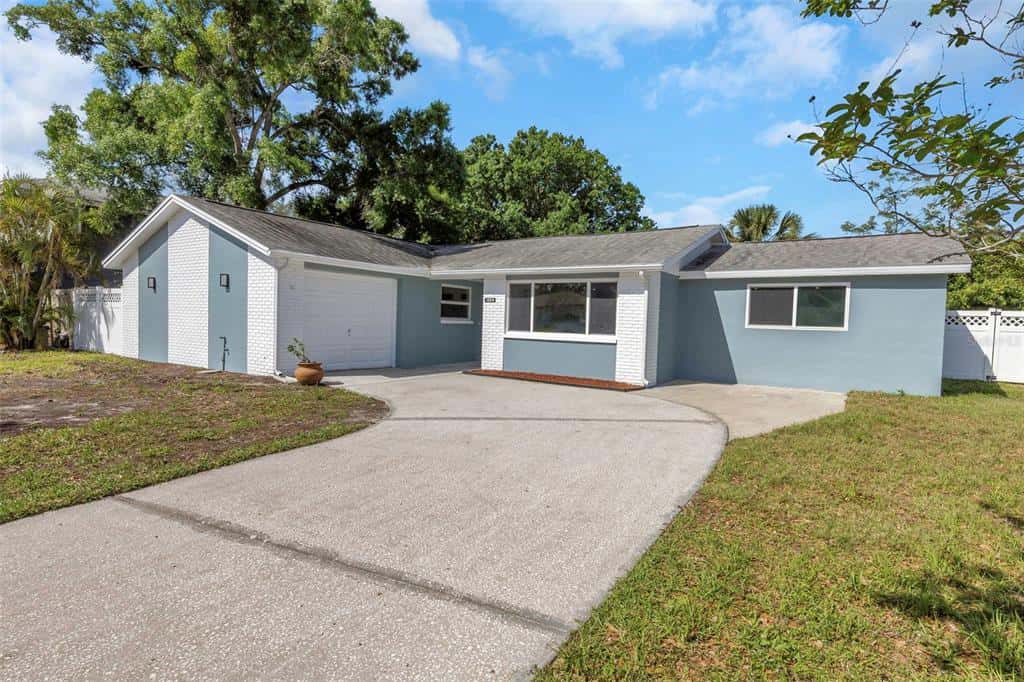Single Family Residence in TARPON SPRINGS