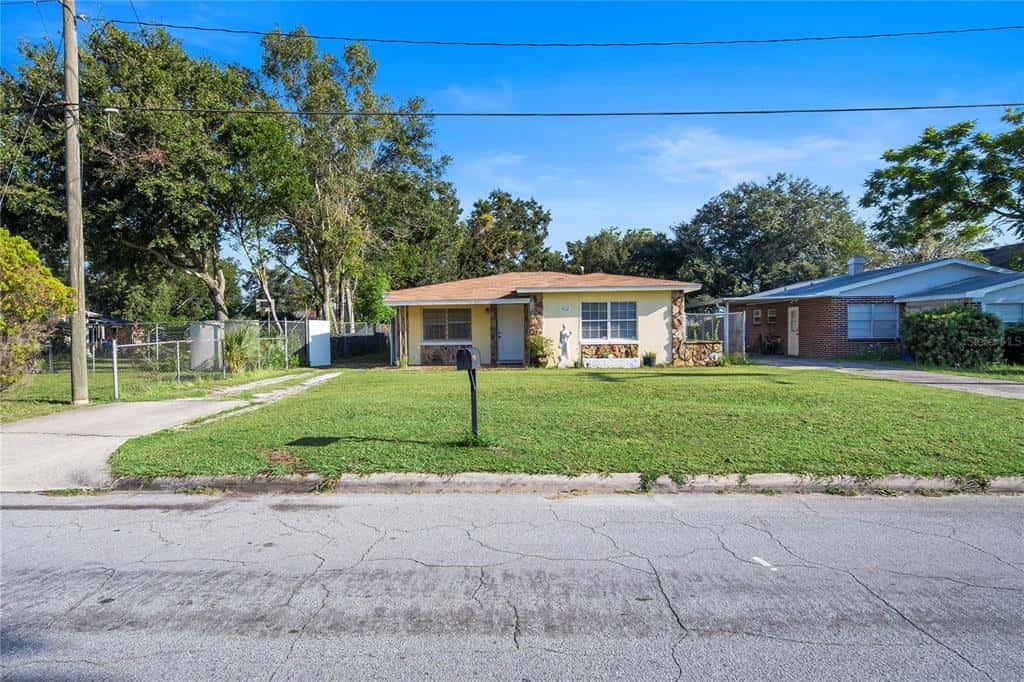 Single Family Residence in LAKELAND