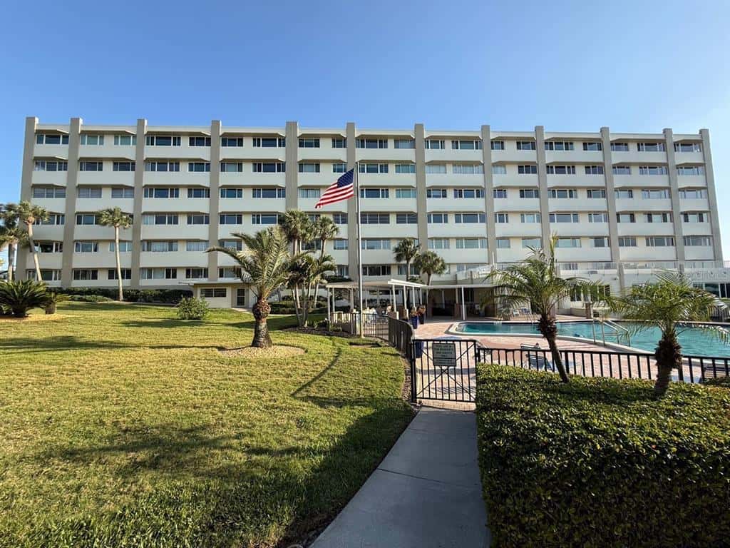 Condominium in BELLEAIR BLUFFS