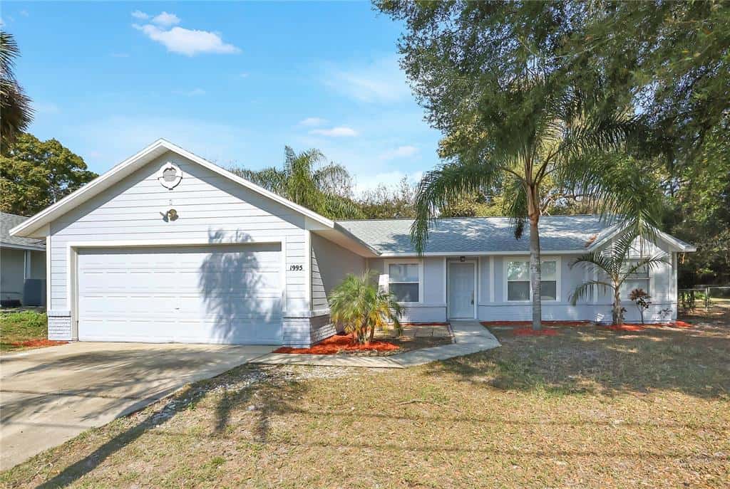 Single Family Residence in DELTONA
