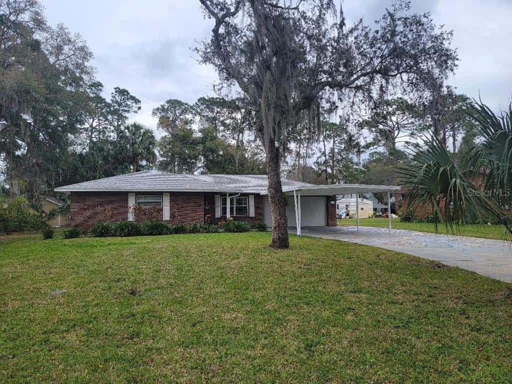 Single Family Residence in DELAND