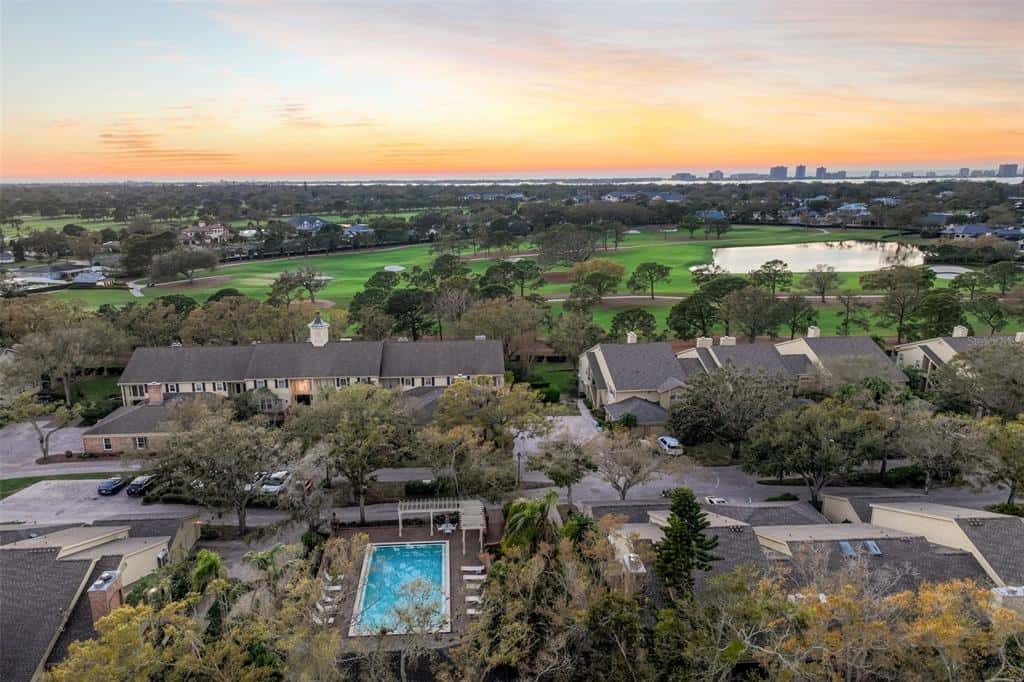 Condominium in BELLEAIR