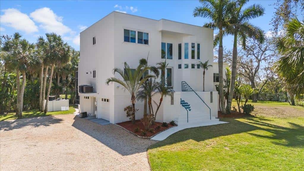 Single Family Residence in OLDSMAR