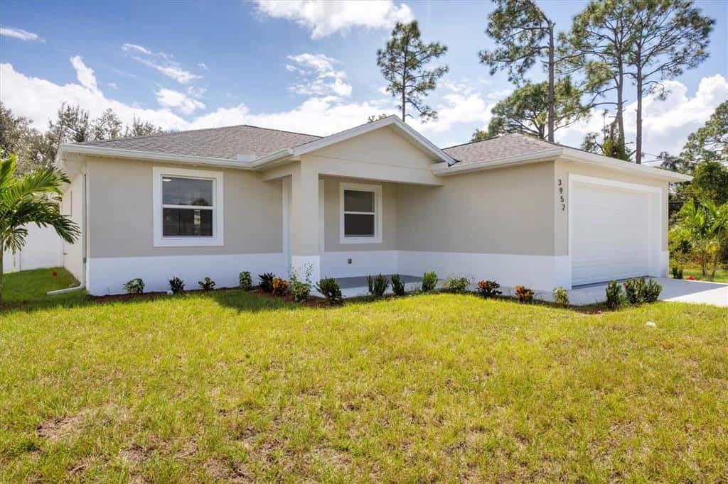 Single Family Residence in NORTH PORT