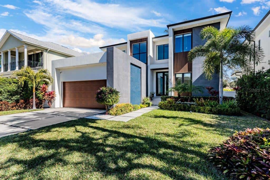 Single Family Residence in TAMPA