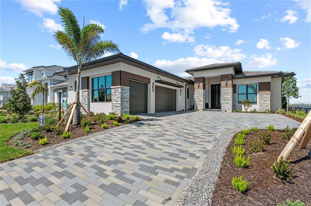 Single Family Residence in SARASOTA