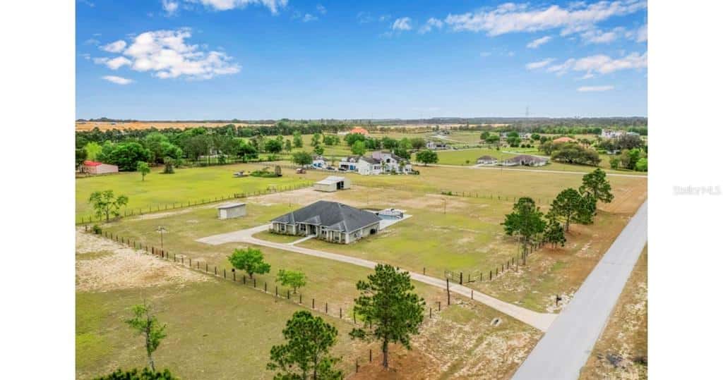 Single Family Residence in WINTER GARDEN