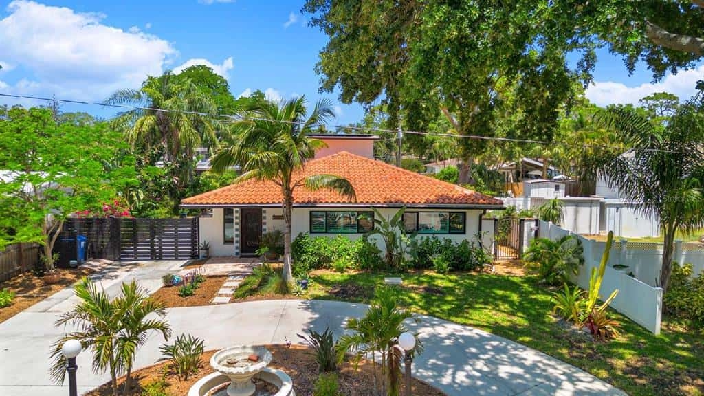 Single Family Residence in GULFPORT