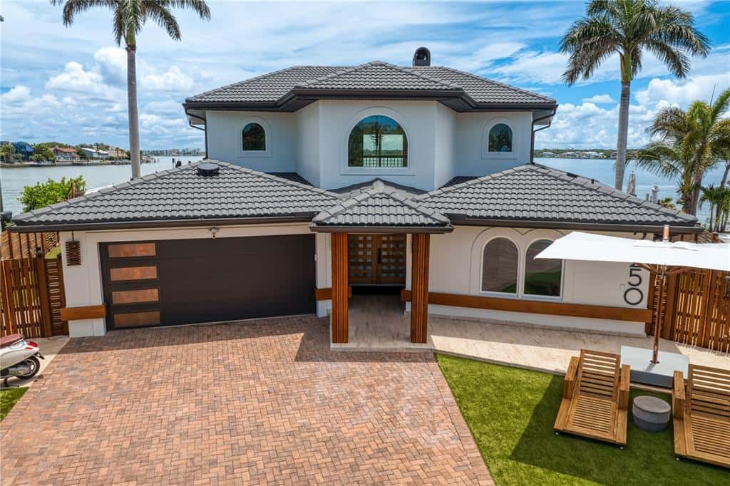 Single Family Residence in BELLEAIR BEACH