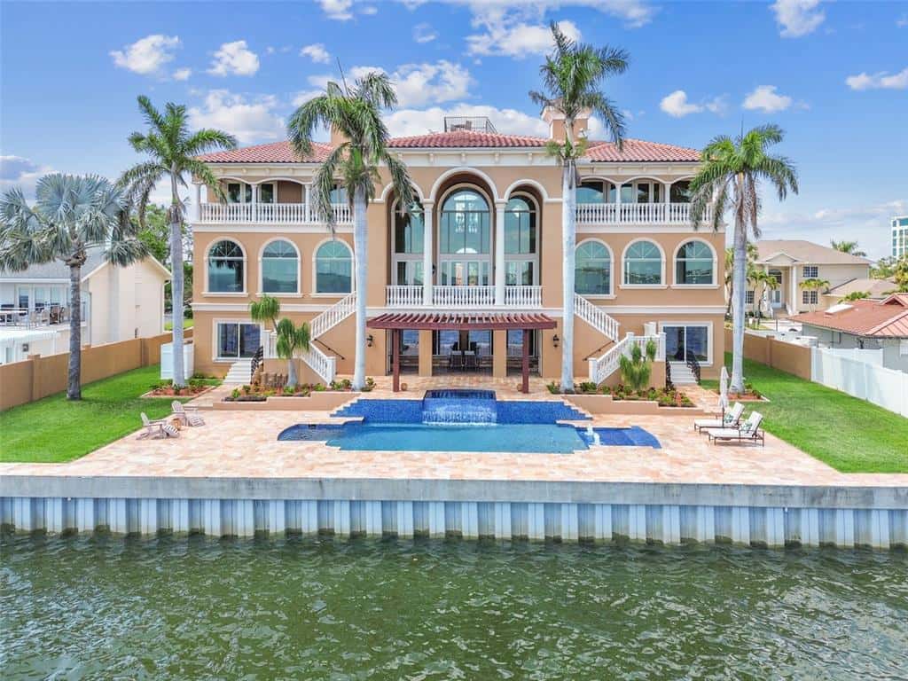 Single Family Residence in TAMPA