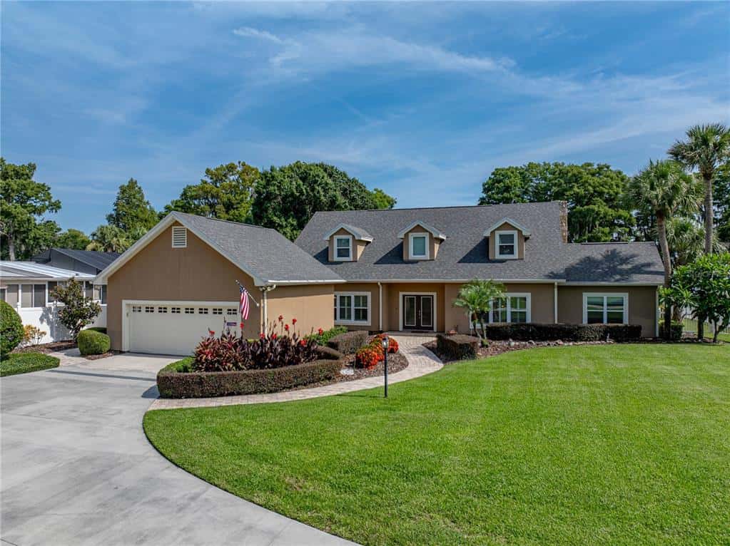 Single Family Residence in WINTER HAVEN