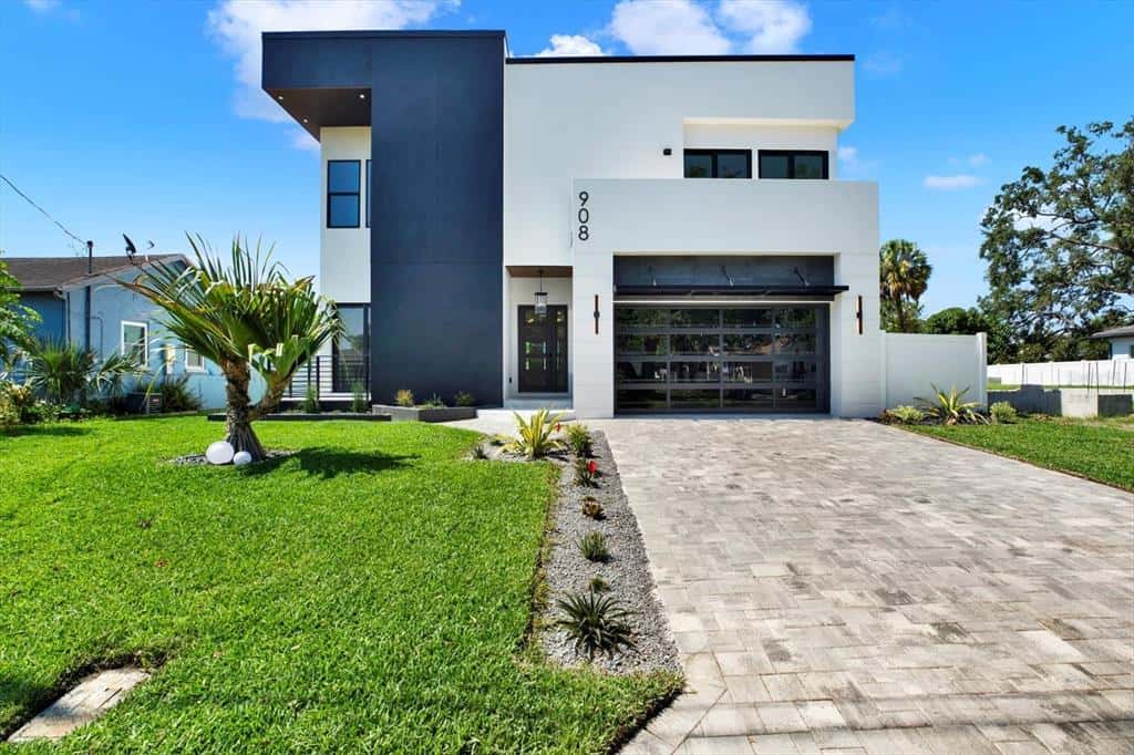 Single Family Residence in TAMPA