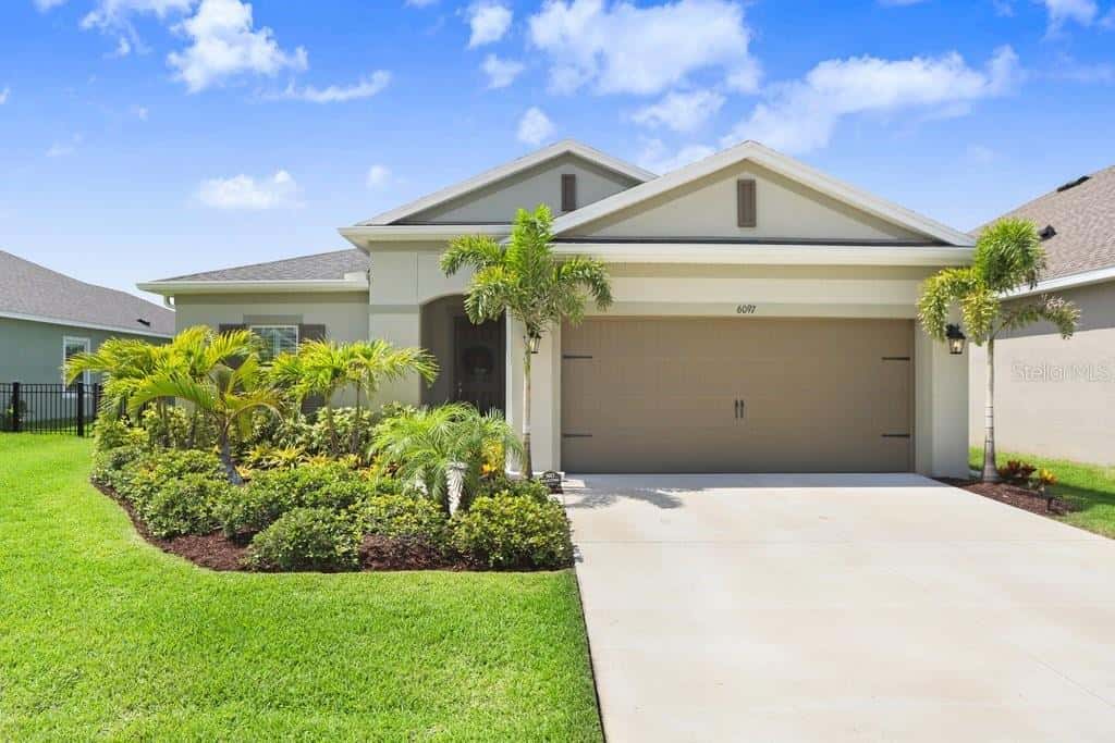 Single Family Residence in APOLLO BEACH