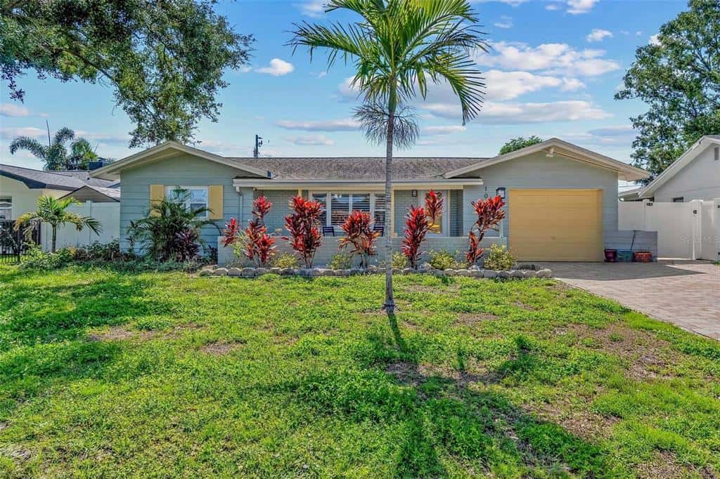 Single Family Residence in LARGO