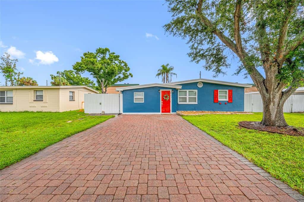 Single Family Residence in PINELLAS PARK