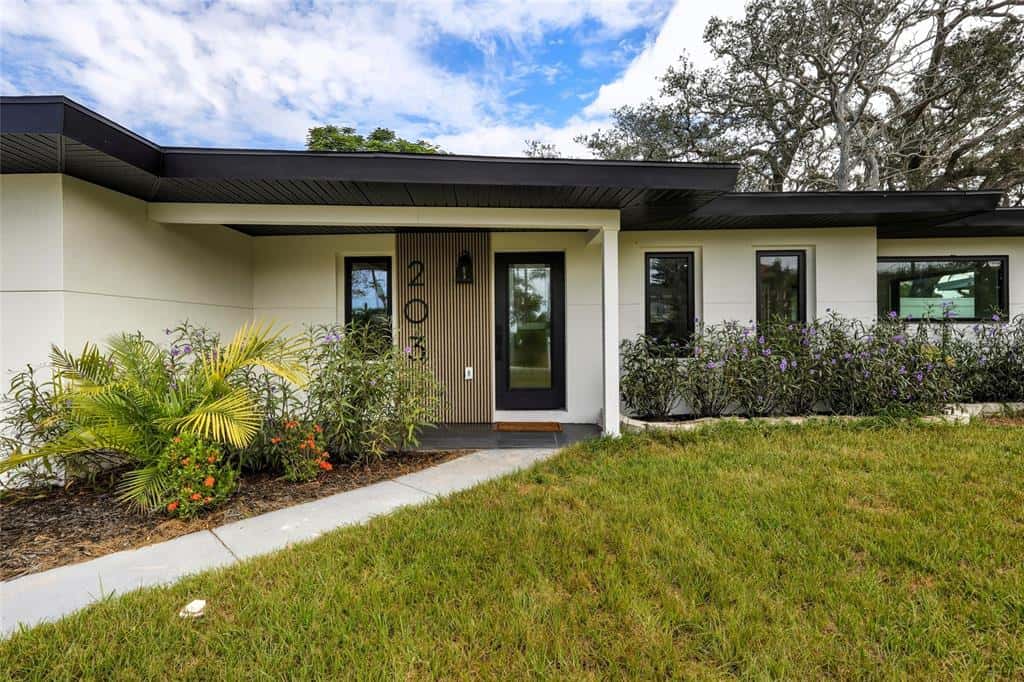 Single Family Residence in PALM HARBOR