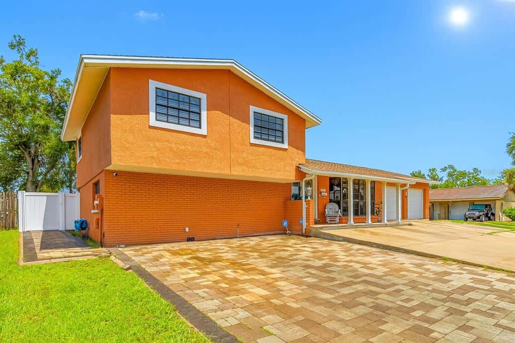 Single Family Residence in TAMPA