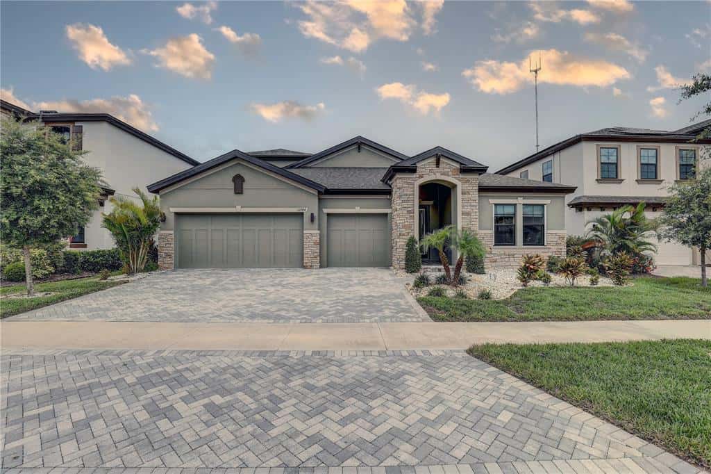 Single Family Residence in RIVERVIEW