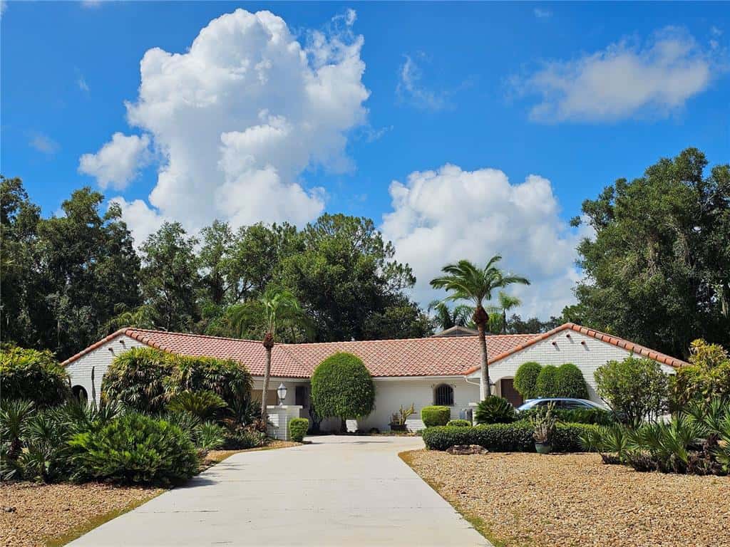 Single Family Residence in WINTER HAVEN