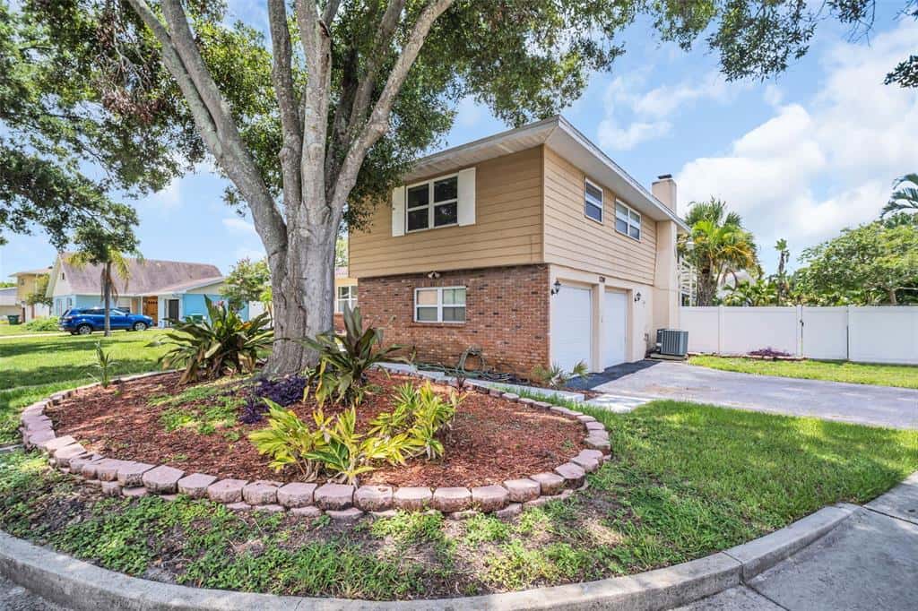 Single Family Residence in CLEARWATER