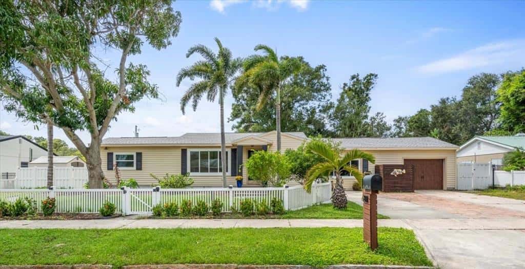 Single Family Residence in GULFPORT