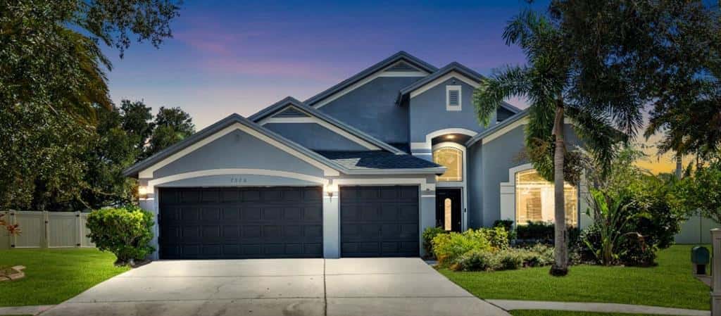 Single Family Residence in APOLLO BEACH