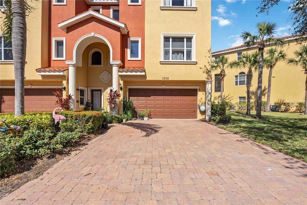 1/2 Duplex in PALMETTO