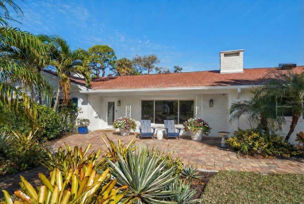 Single Family Residence in BELLEAIR