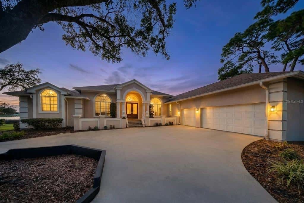 Single Family Residence in TARPON SPRINGS