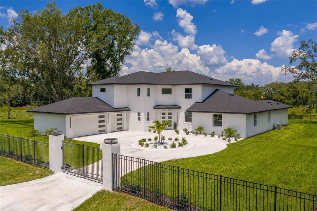 Single Family Residence in LUTZ