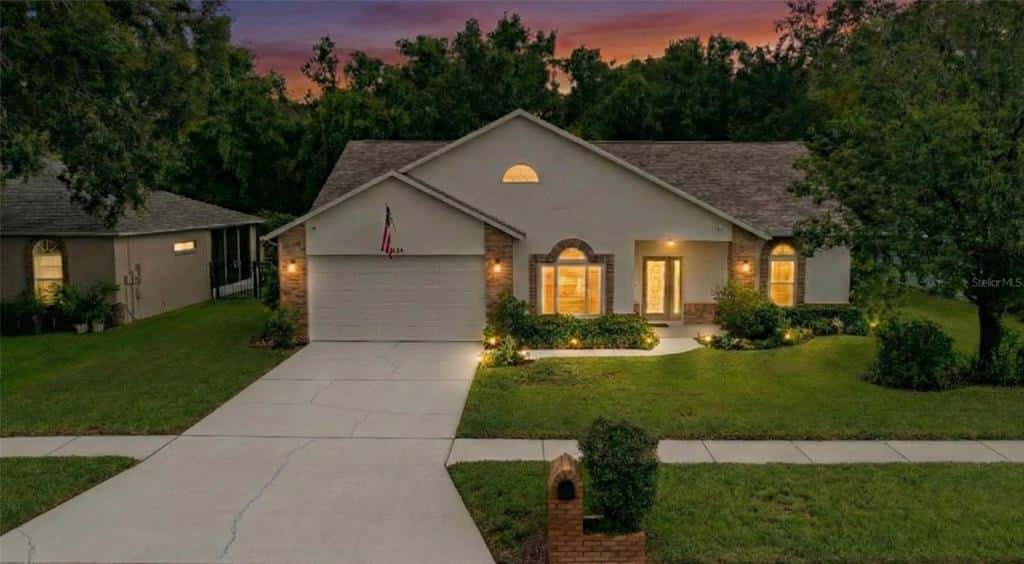 Single Family Residence in RIVERVIEW