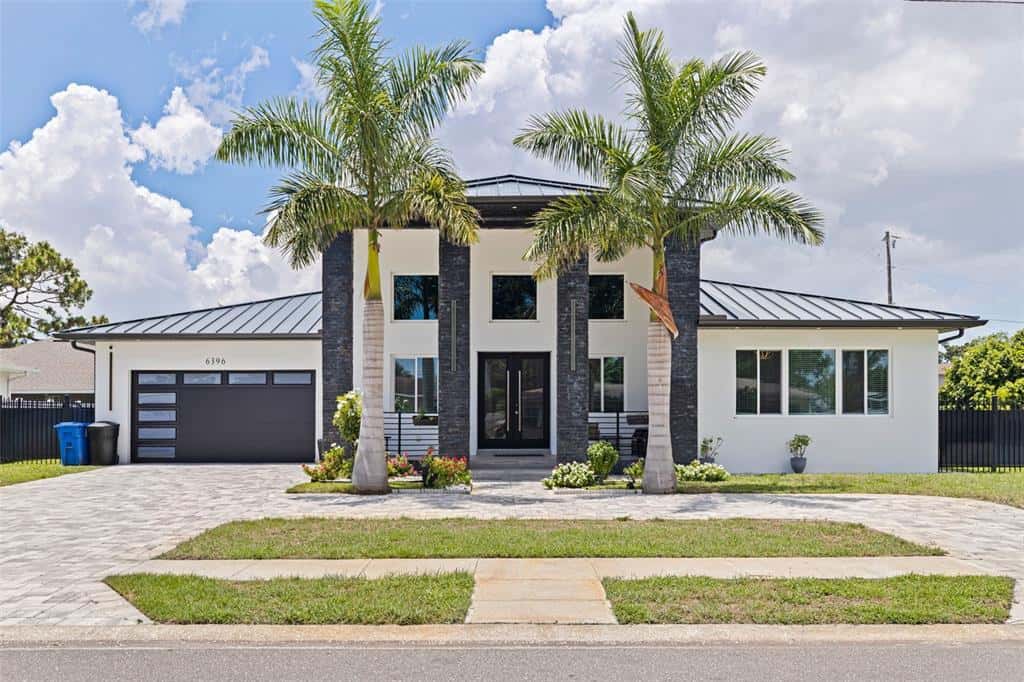 Single Family Residence in ST PETERSBURG