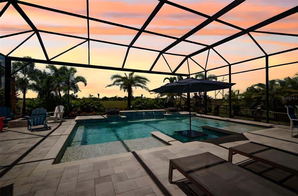 Single Family Residence in APOLLO BEACH
