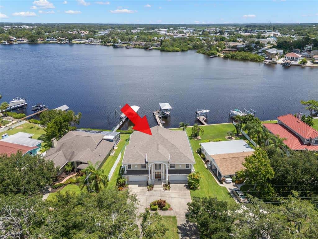 Single Family Residence in TARPON SPRINGS