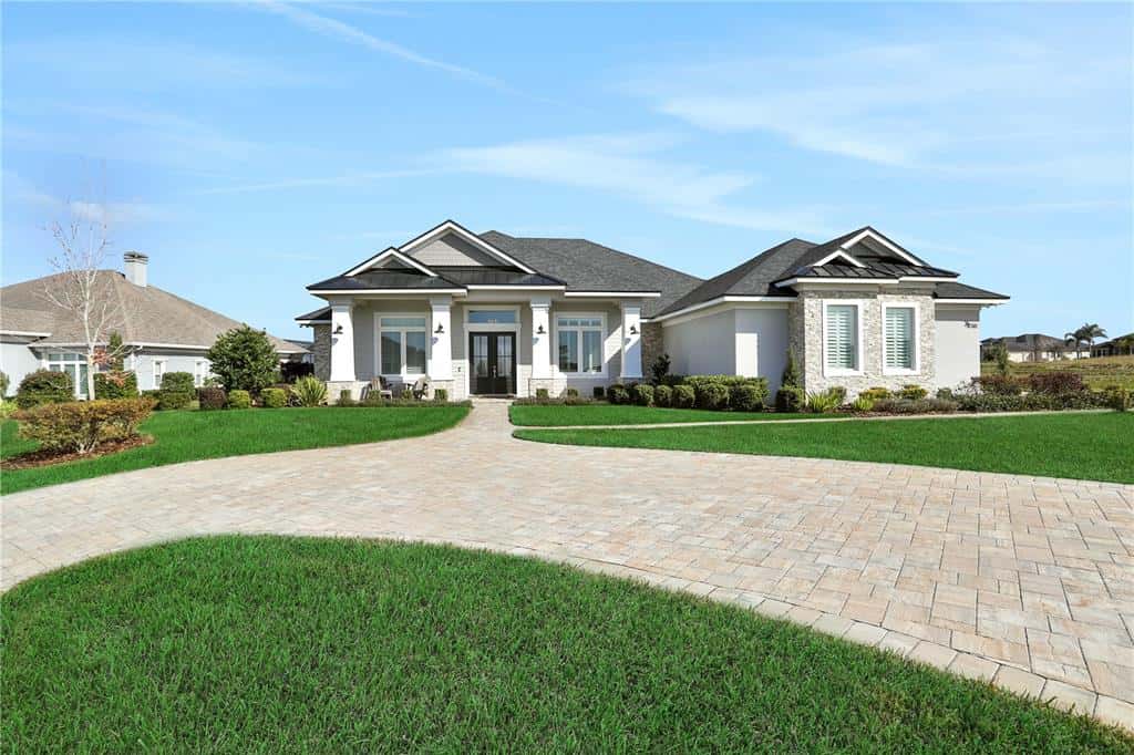 Single Family Residence in WINTER HAVEN