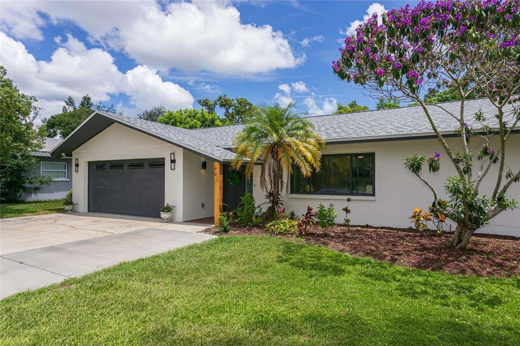 Single Family Residence in LARGO