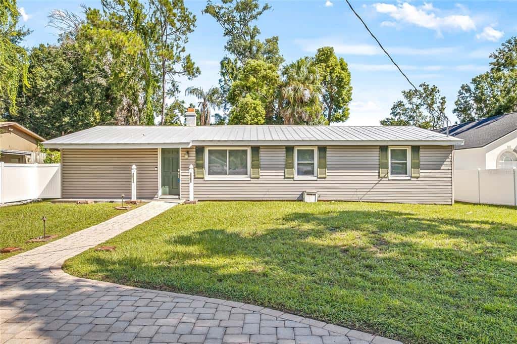 Single Family Residence in TAMPA